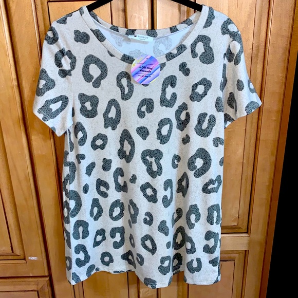 ๐ ๐ค Cream Leopard Print Top - Picture 6 of 10